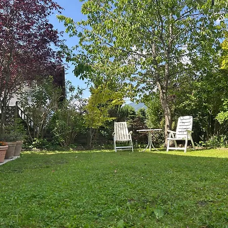 Bijou I - W Balcony, Mountain & Garden Views Alloggio in famiglia